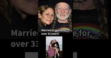 Happy 92nd Birthday to Country Artist Willie Nelson!!  #willienelson